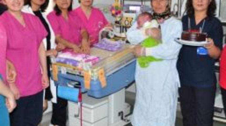 (&ouml;zel Haber) Yeni Doğanda 1. Yaş G&uuml;n&uuml; Kutlaması