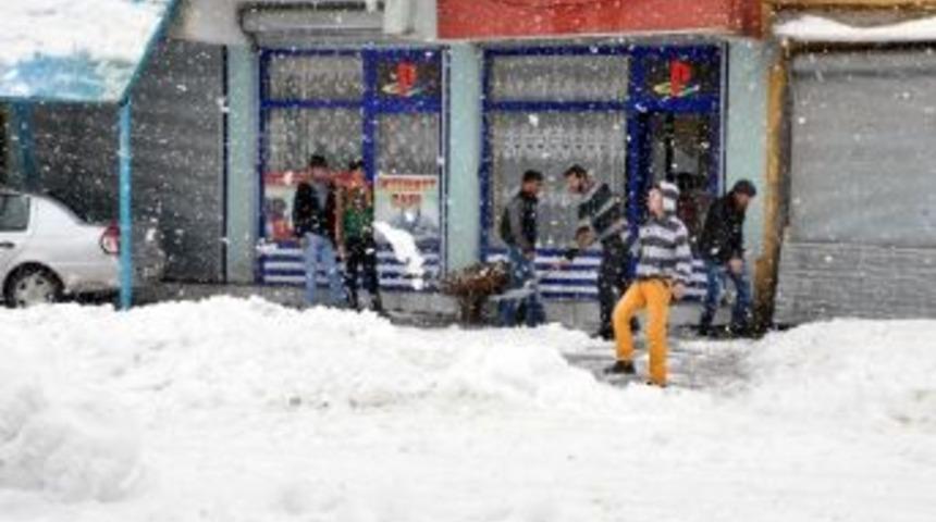 Tunceli'ye Beklenen Kar Yağdı