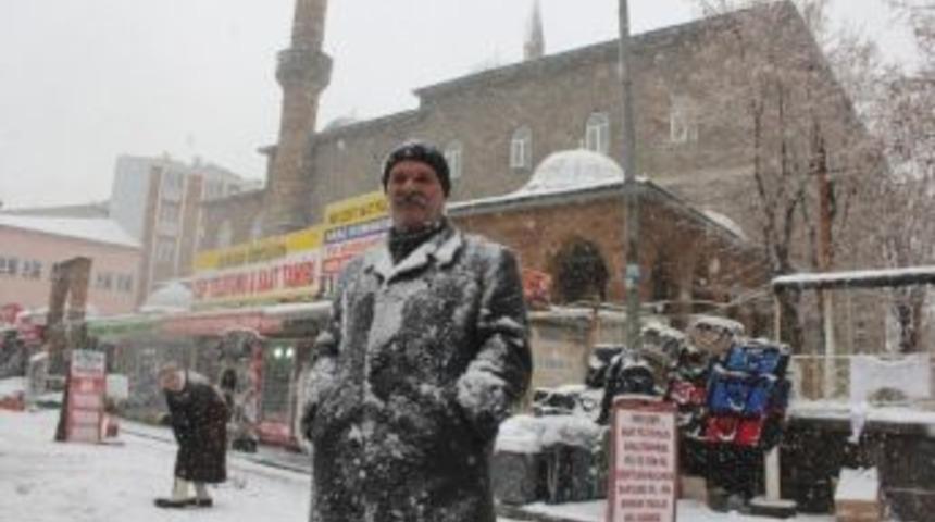 Ağrı&rsquo;da Kar Yağışı Tekrar Başladı