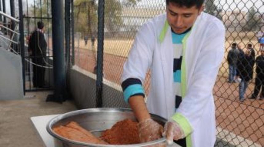 Maça Gelen Taraftara Çiğ Köfte Ve Ayran