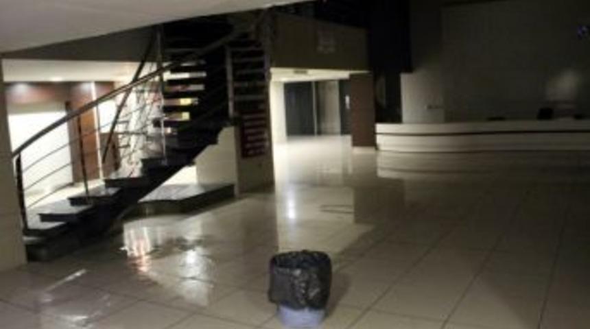 Hastane Koridorlarında Su Birikintileri Oluştu