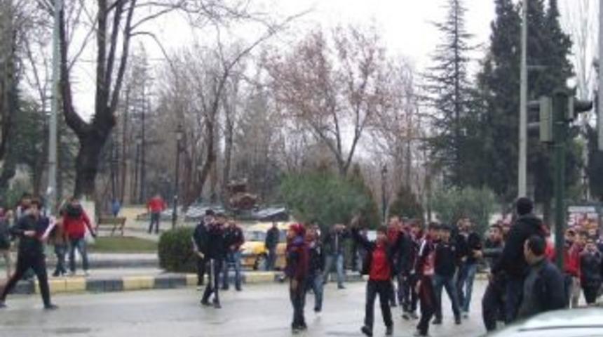 Gaziantepspor Taraftarları Taşlı, Sopalı Kavga Etti