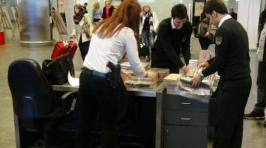 G&uuml;mr&uuml;k G&uuml;n&uuml;&rsquo;nde 35 Bin Liralık Ka&ccedil;ak Puro Ele Ge&ccedil;irildi