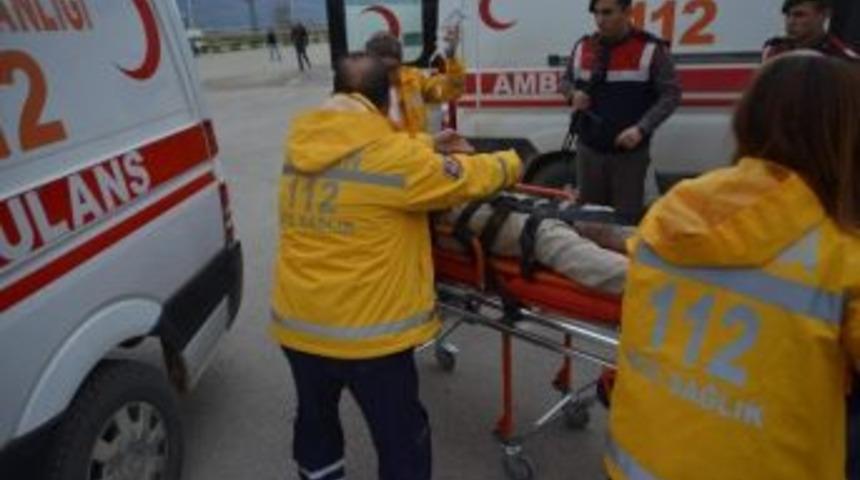 Bursa&rsquo;da Otomobil Benzin İstasyonuna Daldı: 3 Yaralı