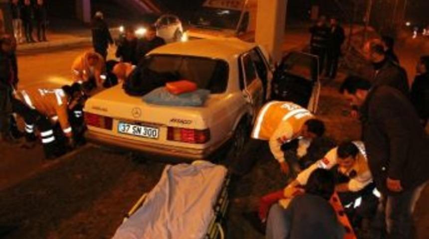 Kastamonu&rsquo;da Otomobil &Uuml;stge&ccedil;it Direğine &Ccedil;arptı: 2 &Ouml;l&uuml;, 3 Yaralı