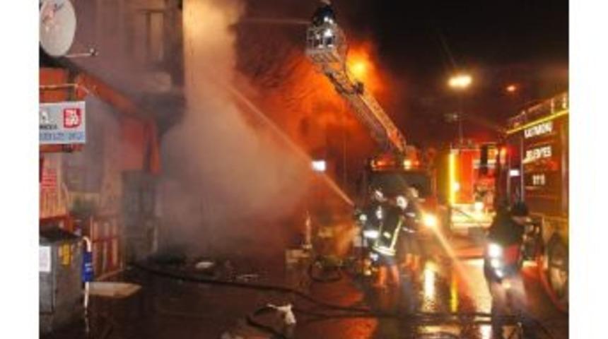 Kastamonu&rsquo;da 3 Katlı Tarihi Ev, Yandı