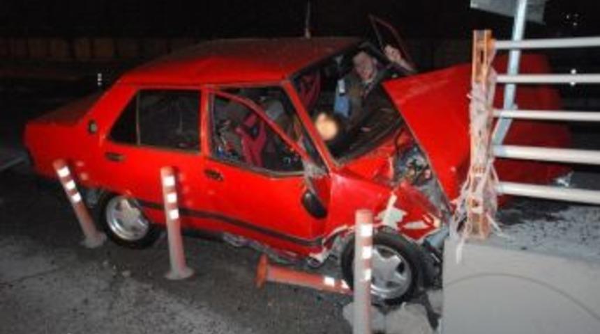 Otomobil Bariyerlere &Ccedil;arptı: 1 &Ouml;l&uuml;