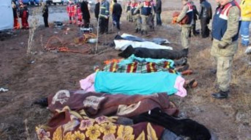 Sivas'ta Kaza: 8 &Ouml;l&uuml;, 10 Yaralı