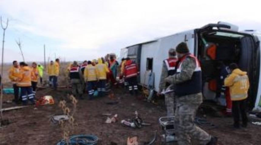 Sivas&rsquo;ta Yolcu Otob&uuml;s&uuml; Devrildi: 9 &Ouml;l&uuml;, 30 Yaralı