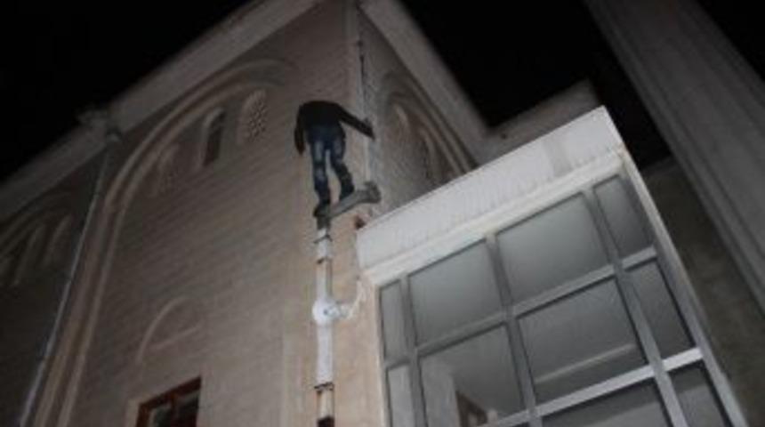 Bor&ccedil;lu Gen&ccedil; Camide İntihar Girişiminde Bulundu