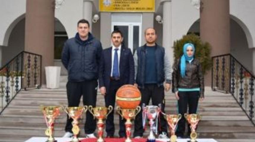 Sungurbey Koleji Sporda B&uuml;y&uuml;k &Ouml;d&uuml;ller Aldı