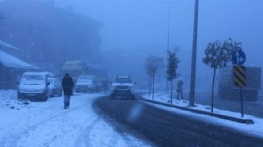 Hakkari&rsquo;de Kar Yağışı Ve Sis Etkili Oldu