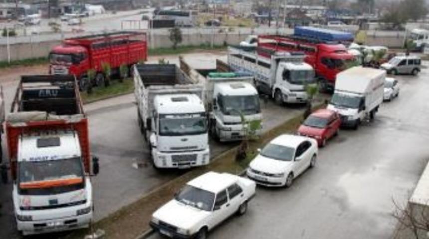 Antalya&rsquo;da Nakliyeciler Kontak Kapatıp Tavla Oynadılar