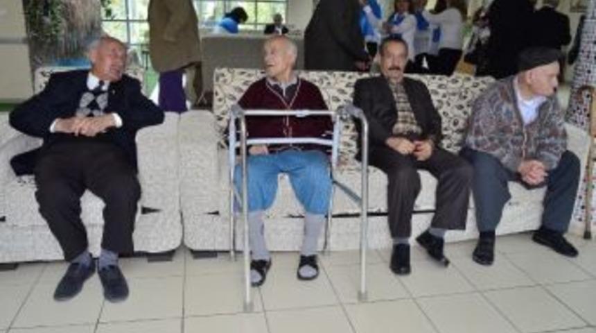 Avrupa Hospıtal &Ccedil;alışanlarından Huzurevi Ziyareti