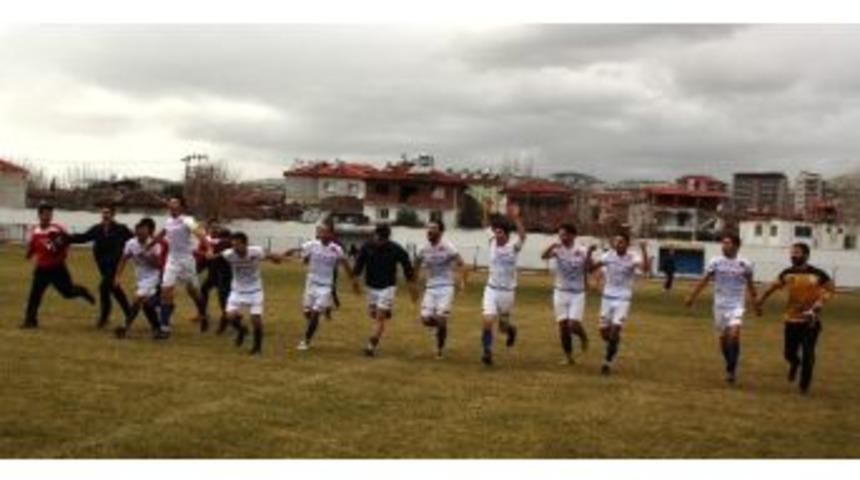 Selendi Belediyespor Gen&ccedil;lerbirliğispor'u Ağırladı