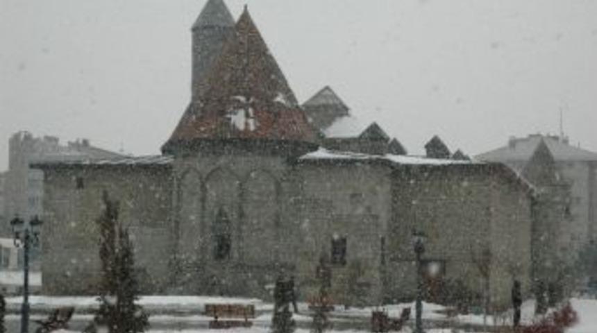 Erzurum&rsquo;da Kar Yağışı Başladı