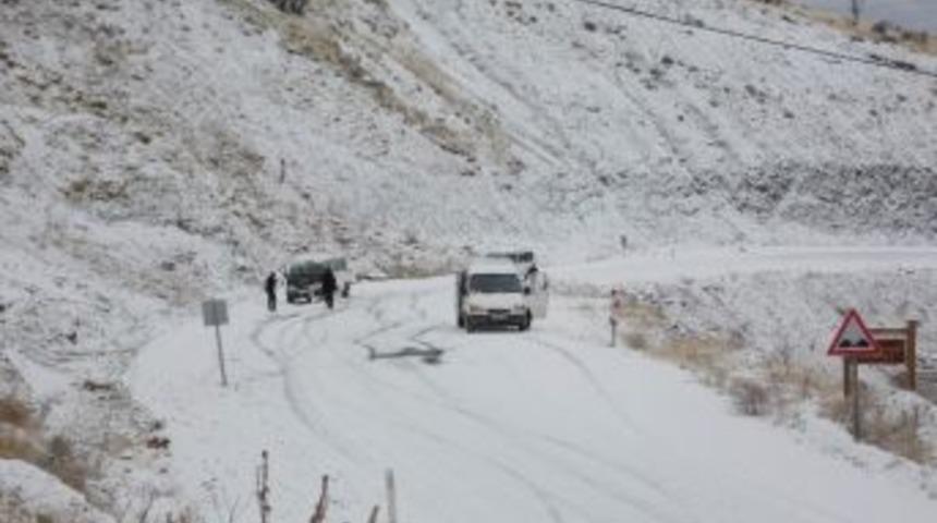Kar Yağışı 13 K&ouml;y Yolunu Kapattı