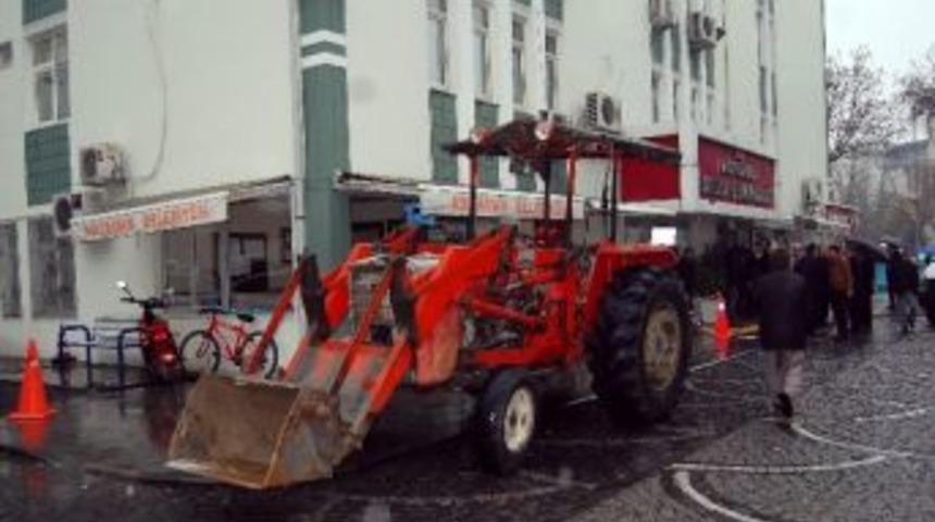 Trakt&ouml;rle Belediyeye Daldı