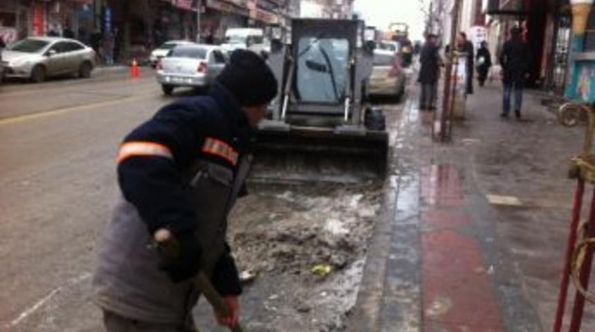 Belediye Ekiplerinin Karla Mücadelesi Devam Ediyor