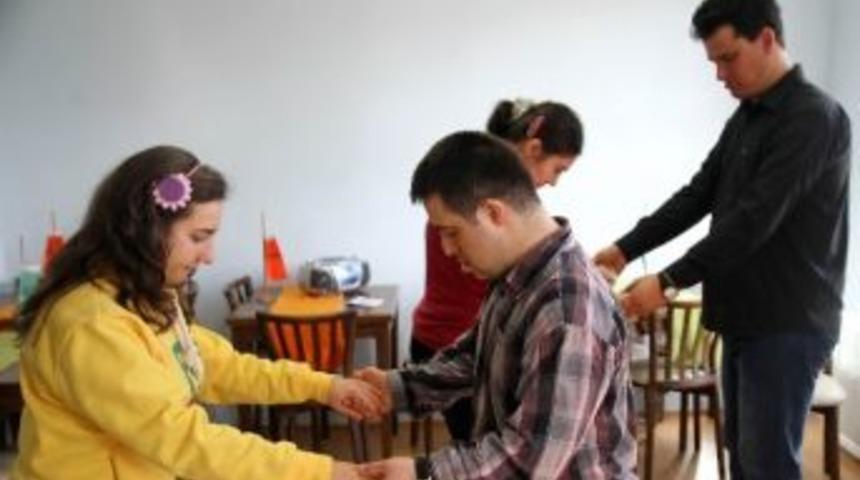 &Ccedil;&rsquo;engel Cafe Latin Dansları Yapıyor