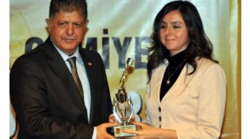 Agc&rsquo;den Ad&uuml; Basın Ve Halkla İlişkiler M&uuml;d&uuml;r&uuml; G&uuml;ndeay&rsquo;a 2013 Yılı &Ouml;zel &Ouml;d&uuml;l&uuml;&rlm;