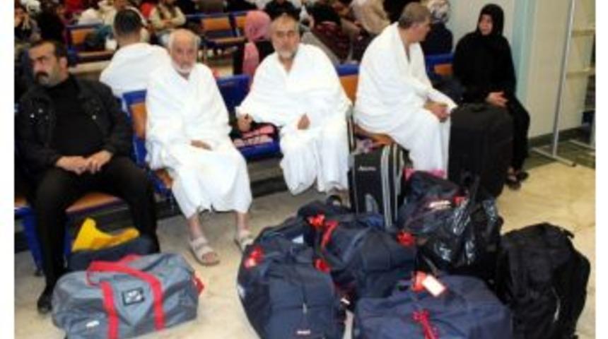 Yoğun Sis Hava Ulaşımını Durma Noktasına Getirirken, Umreciler Havalimanında Kaldı