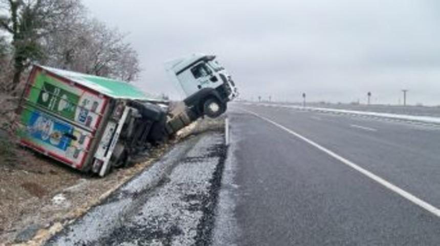 Buzlanan Yolda Kayan Tır Şarampole Devrildi