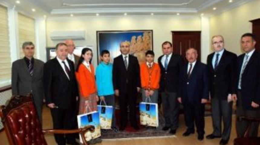 Başarılı &Ouml;ğrenciler Vali Demirtaş&rsquo;ı Ziyaret Etti