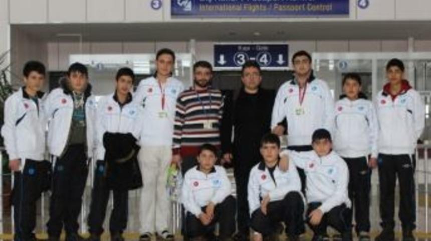 Anadolu Gen&ccedil;lik &Ouml;ğrencileri Umreye G&ouml;nderdi