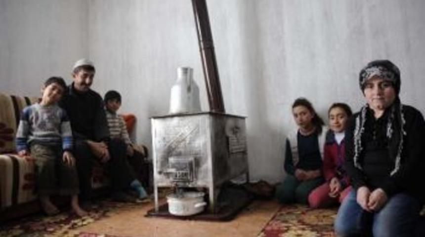 K&ouml;yl&uuml;ler Tezek Yakarak Isınmaya &Ccedil;alışıyor