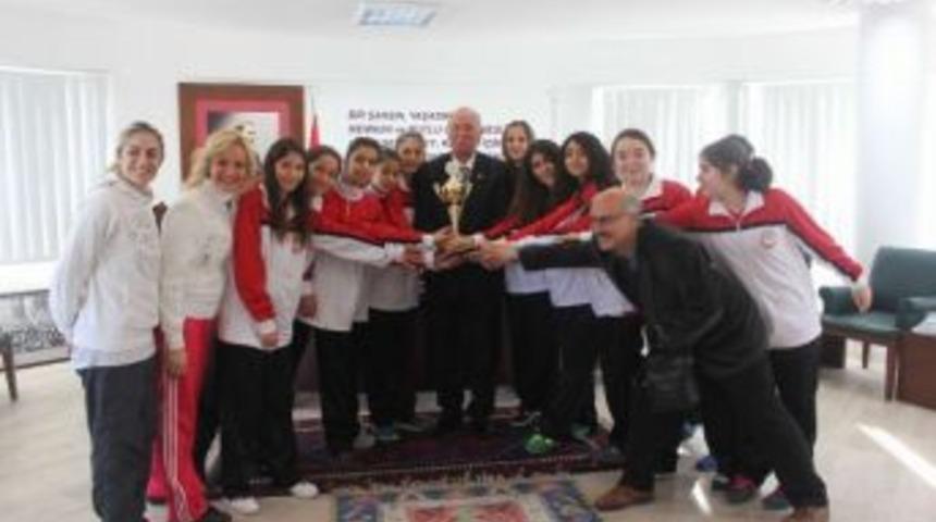 Başkan Akova, Sporculardan &Ccedil;ıtayı Y&uuml;kseltmelerini İstedi