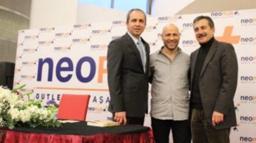 Neoplus&rsquo;ta Kahraman Tazeoğlu İzdihamı