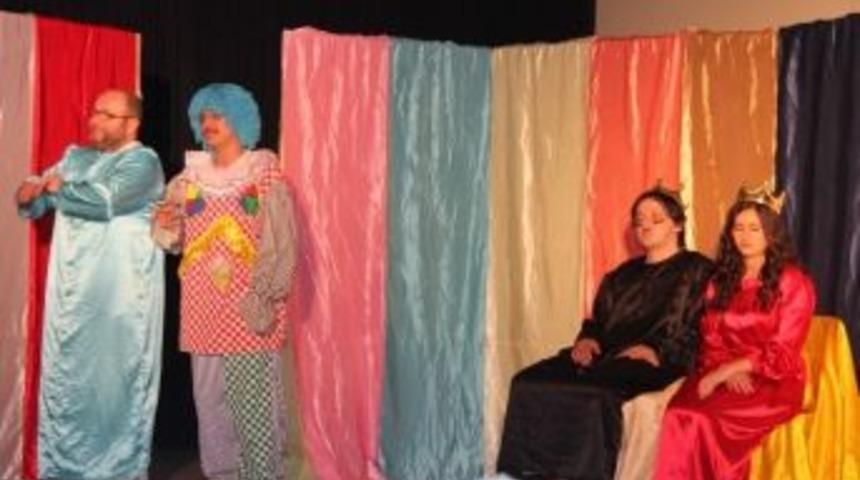 &lsquo;renkler Cumhuriyeti&rsquo; Adlı Tiyatro Oyunu Hendek&rsquo;te Sahnelendi