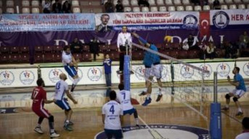 Şahinbey Belediye Voleybol Takımı, Liderliğini S&uuml;rd&uuml;r&uuml;yor