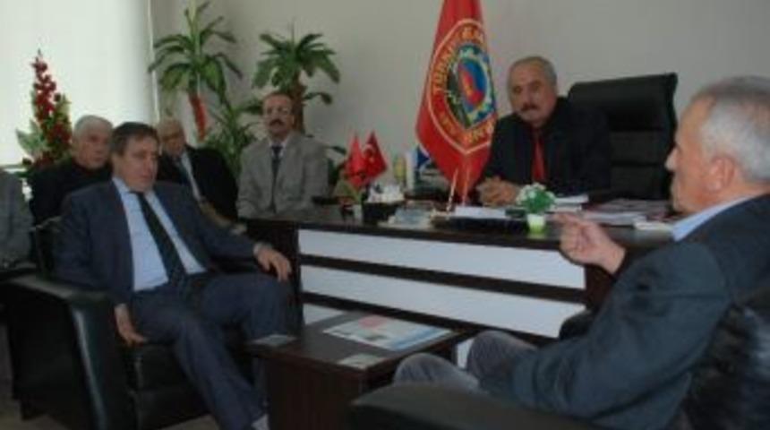 Vali K&uuml;&ccedil;&uuml;k, Emekliler Derneğini Ziyaret Etti