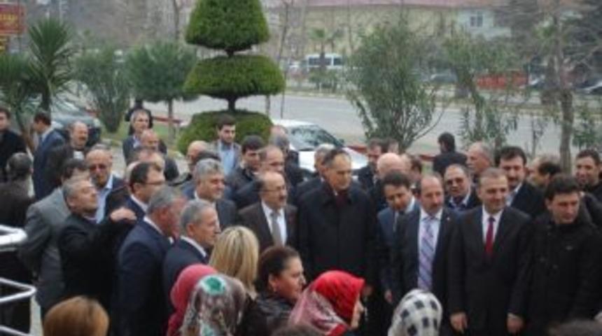 Ak Parti Trabzon&rsquo;da Se&ccedil;im &Ccedil;alışmalarına Ak&ccedil;aabat&rsquo;ta S&uuml;rd&uuml;rd&uuml;