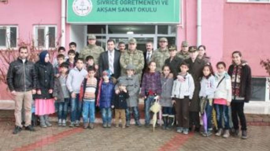 Jandarma &Ouml;ğrencileri Gezdirdi