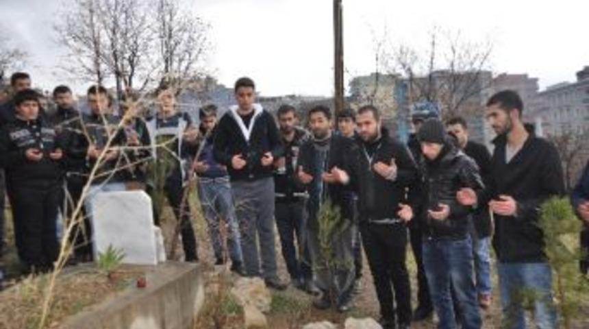 Halı Sahada Hayatını Kaybeden 7 Kişi Dualarla Anıldı