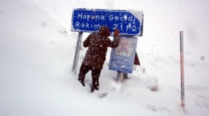 Kar Yağışı Hakkari'de Hayatı Fel&ccedil; Etti