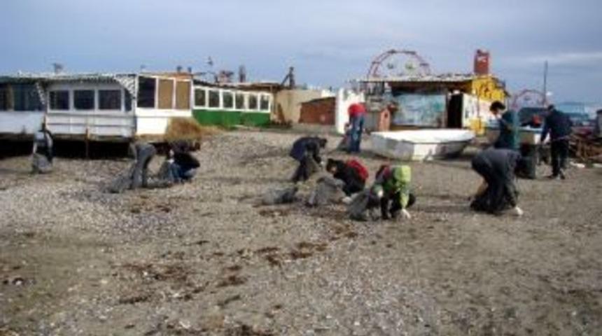 Yabancı Gen&ccedil;lerden Mudanya&rsquo;da Sahil Temizliği