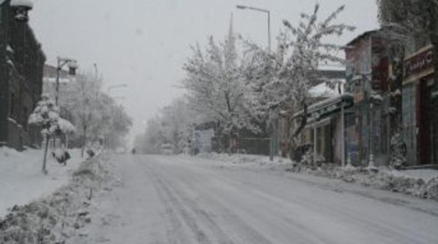Kars&rsquo;ta Kar Yağışı Etkili Oluyor