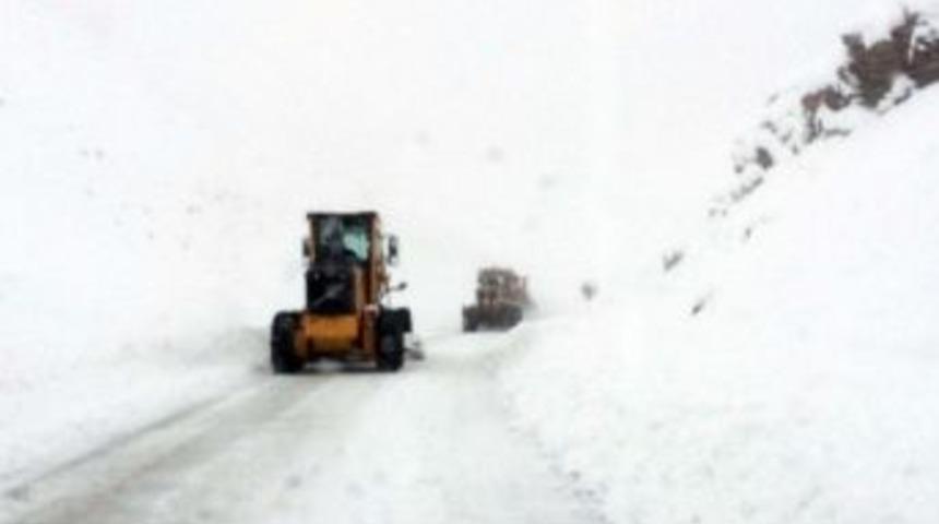 Karayolları Ekipleri &Ccedil;ığ Altında Kaldı