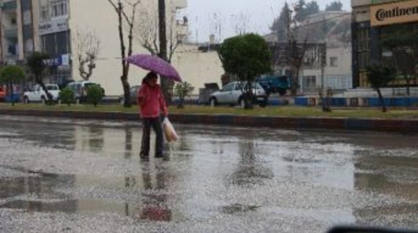 Yağmur &Ccedil;ift&ccedil;inin Y&uuml;z&uuml;n&uuml; G&uuml;ld&uuml;rd&uuml;