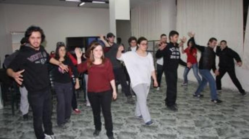 Kırklareli Belediyesi Tiyatro Topluluğu &Ccedil;alışmalarına Devam Ediyor