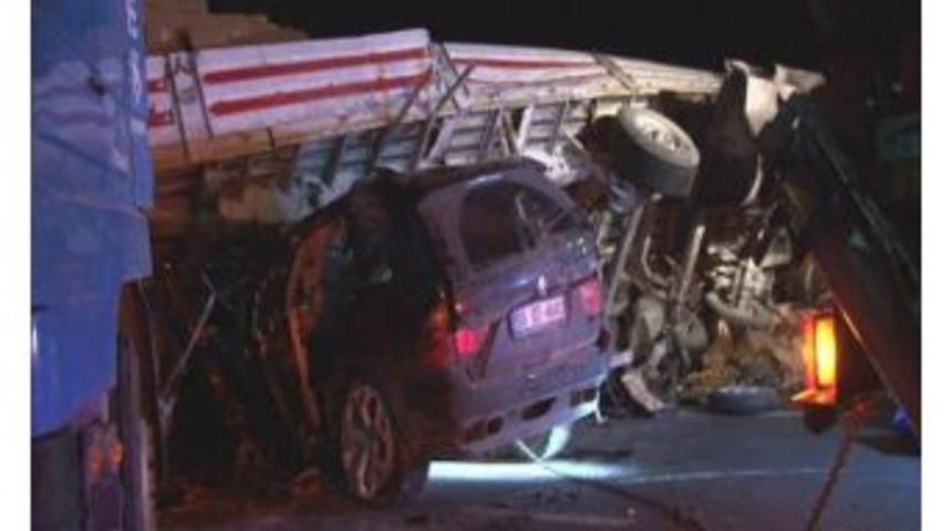 Adana'da Trafik Kazası: 3 &Ouml;l&uuml;, 1 Yaralı