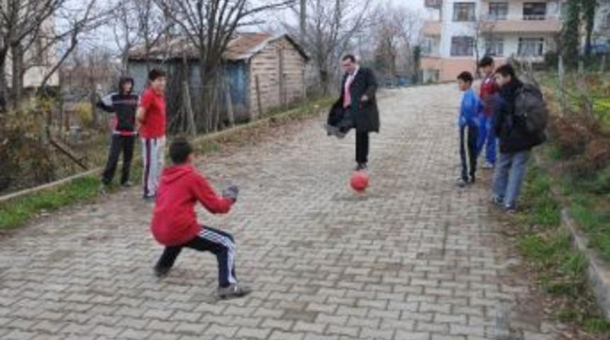 Başkan Adayı &Ccedil;ocuklarla Futbol Oynadı