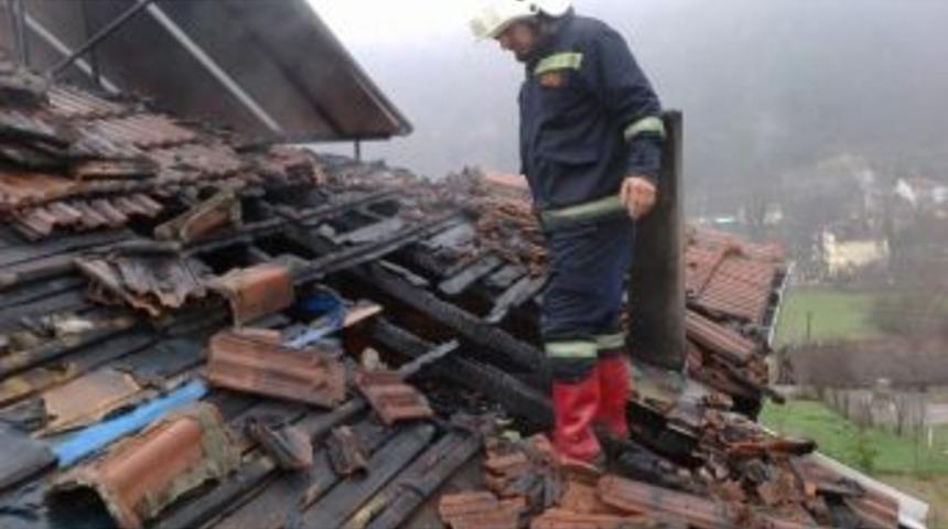 &Ccedil;atı Yangını Erken M&uuml;dahale İle S&ouml;nd&uuml;r&uuml;ld&uuml;