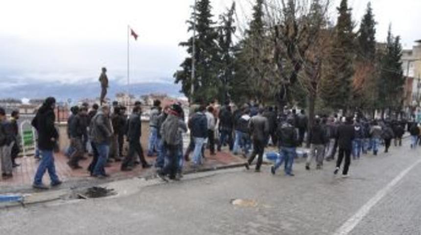 Karaman&rsquo;da K&ouml;m&uuml;r Ocağı İş&ccedil;ileri Yol İ&ccedil;in Y&uuml;r&uuml;d&uuml;