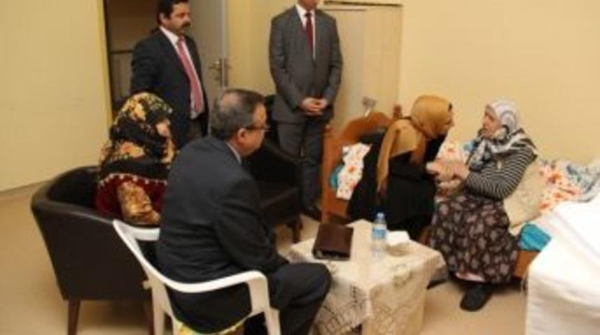 Vali Su Eşi İle Huzurevi Sakinlerini Ziyaret Etti