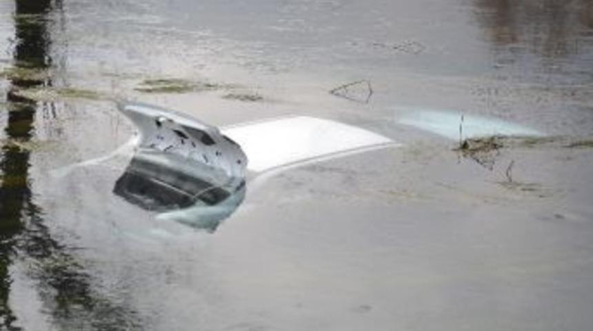 Otomobil Ceyhan Nehri'ne U&ccedil;tu